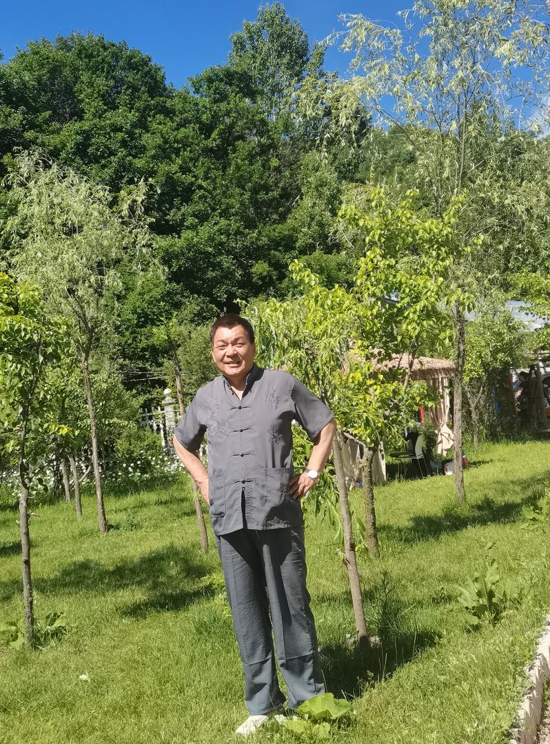 美军连续多日对伊朗发动空袭，累计打击数百处军事目标，霍尔木兹海峡航运几近停滞，外