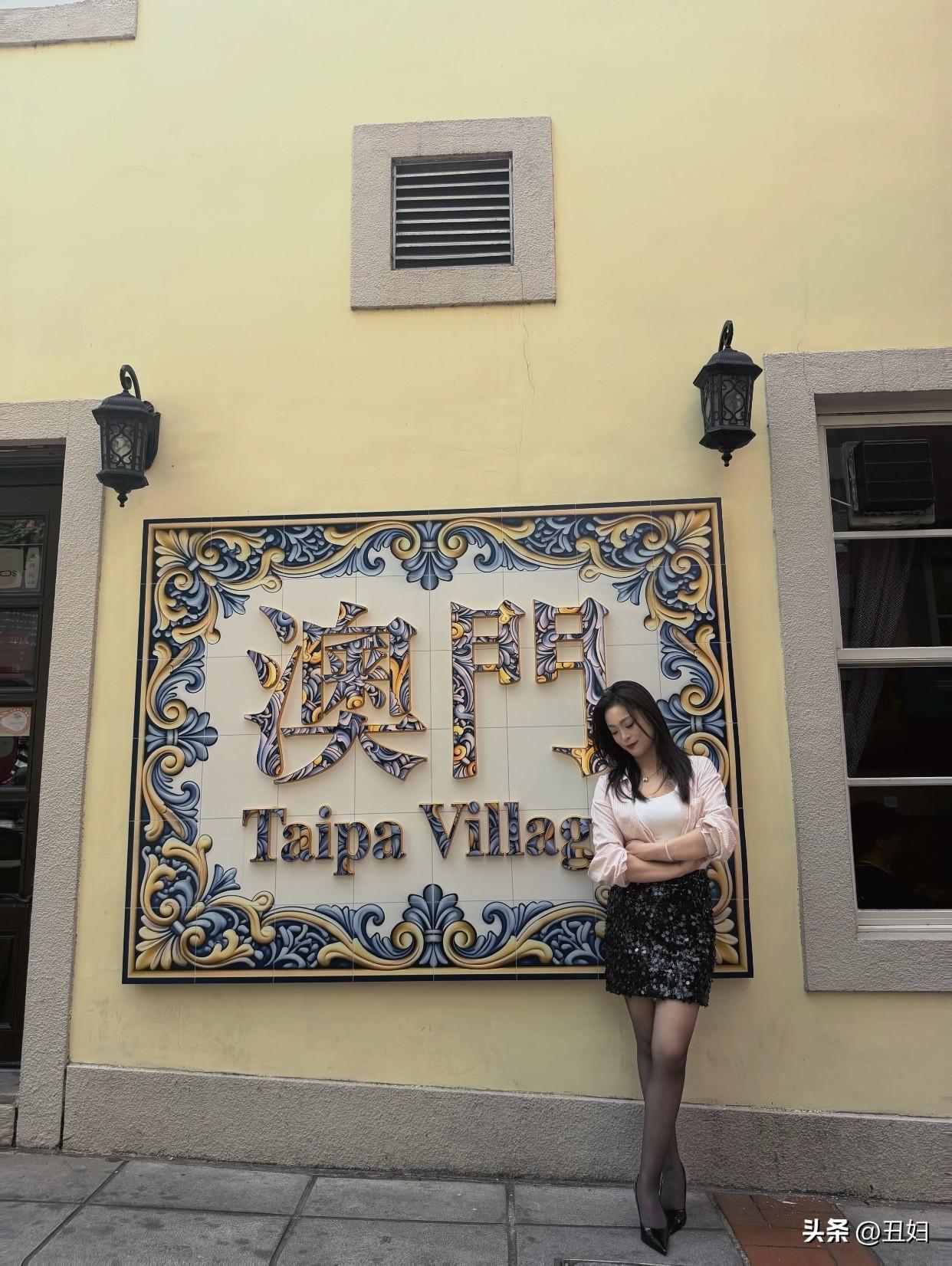 其次是能接受自己的不完美，不被世俗焦虑裹挟。她们内心强大，懂得扬长避短，按自己的