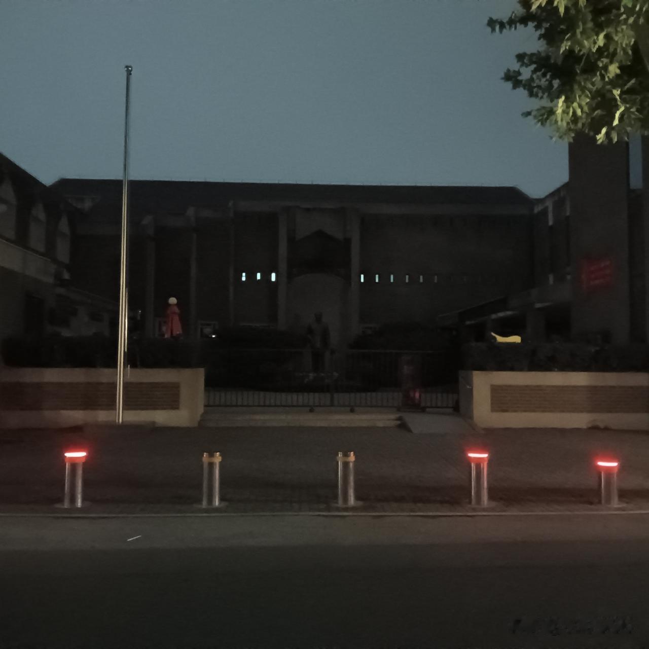 梅园新村周总理铜像夜夜摸黑，谁在装睡？
·
夜幕下的南京长江路，1912街区霓虹