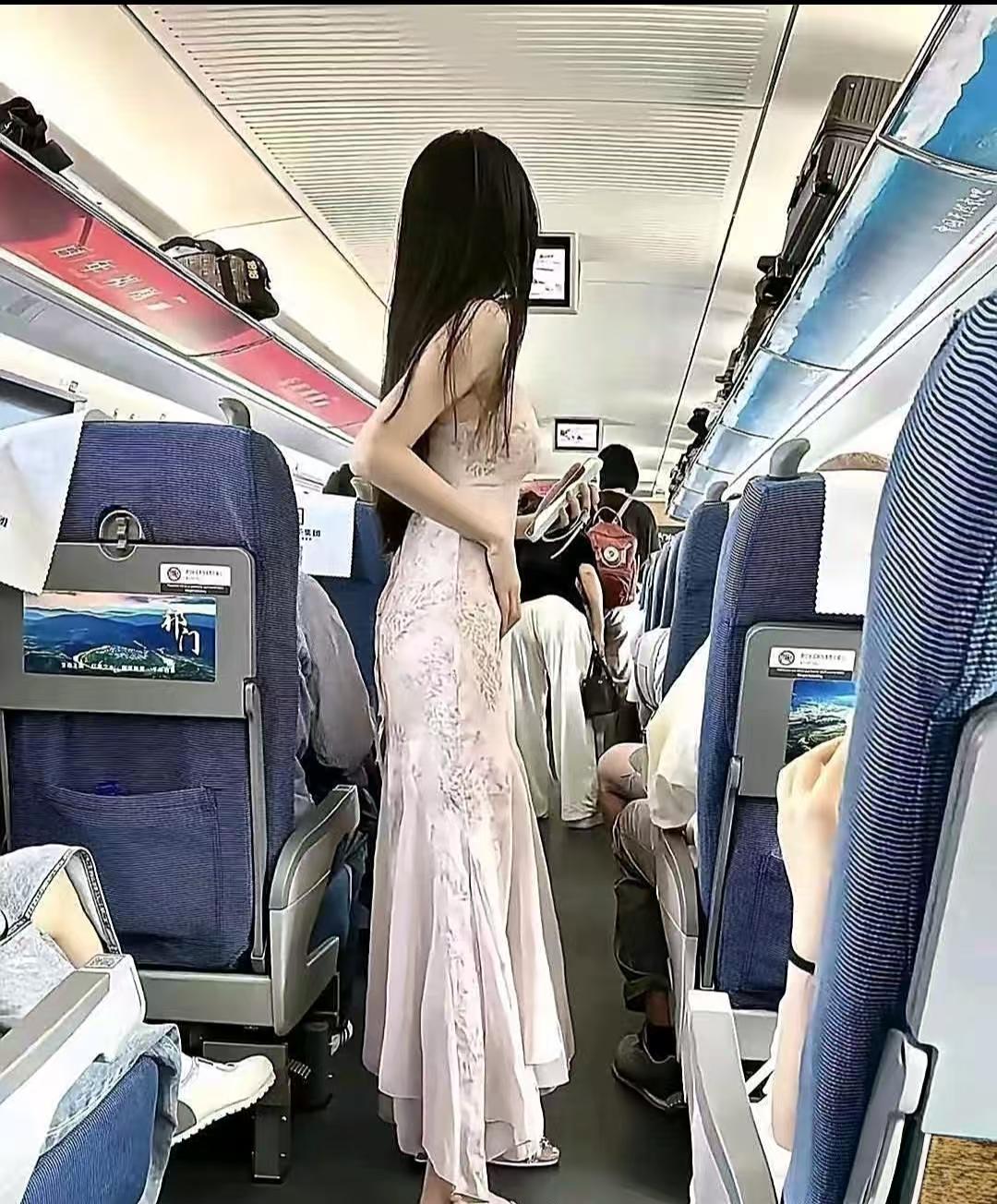 飞机上的邂逅……

终于搞懂女生为啥都爱坐飞机了！

根本不是为了出去玩！
 