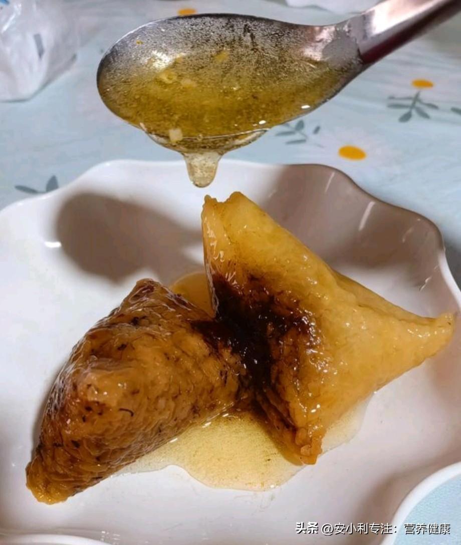 蜂蜜绿色天然,搭配粽子怎么吃?用蜂蜜搭配粽子，吃法各种各样。最简单直接的，就是剥
