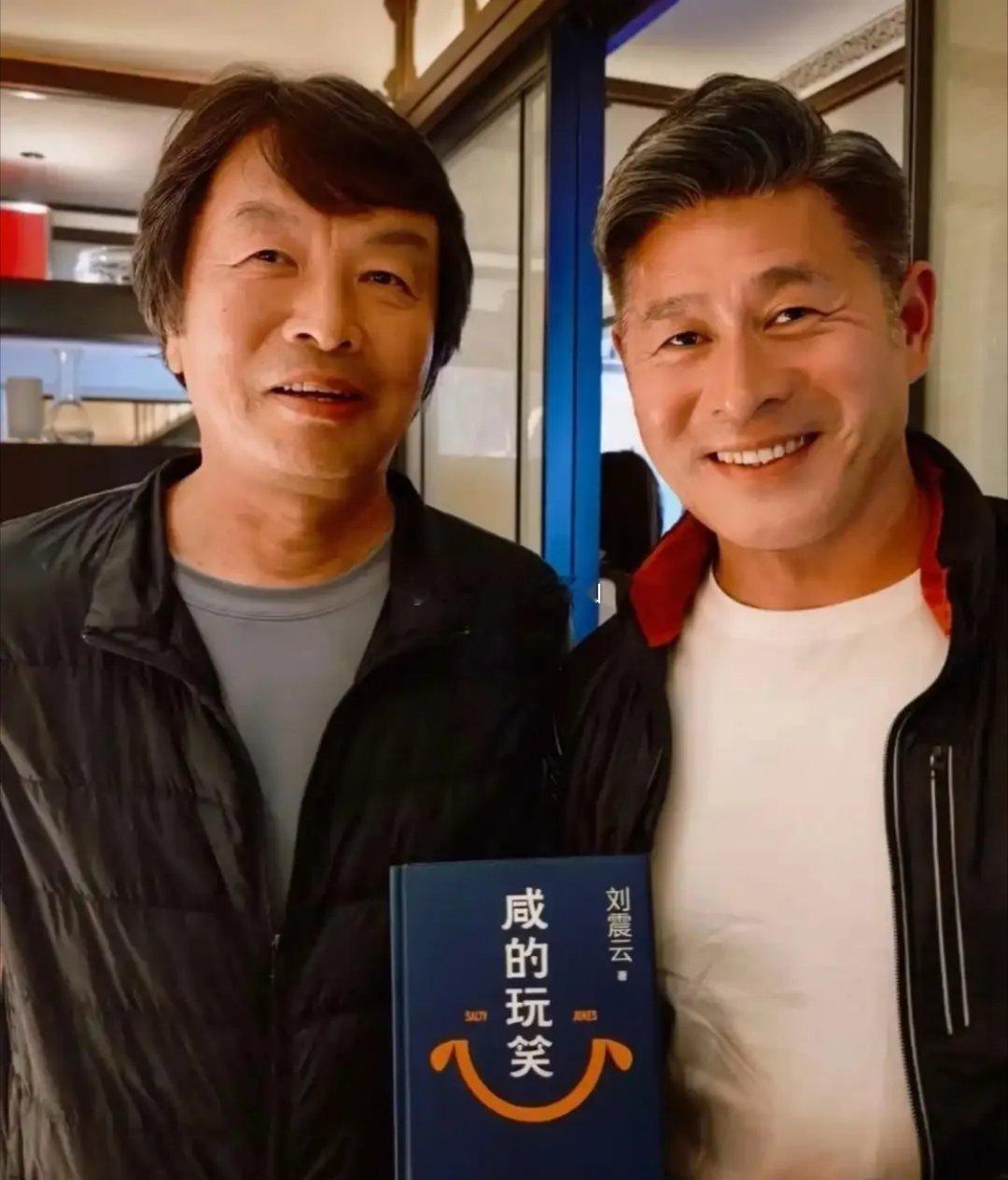难怪李亚鹏那么放松，河南艺人老乡聚餐太治愈了。李亚祖籍河南平顶山，虽在新疆长大，