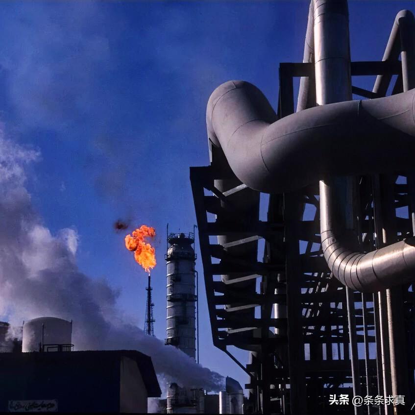 突发！伊朗将全力打击美以相关石油设施，伊朗伊斯兰革命卫队海军司令坦西里今天（3月