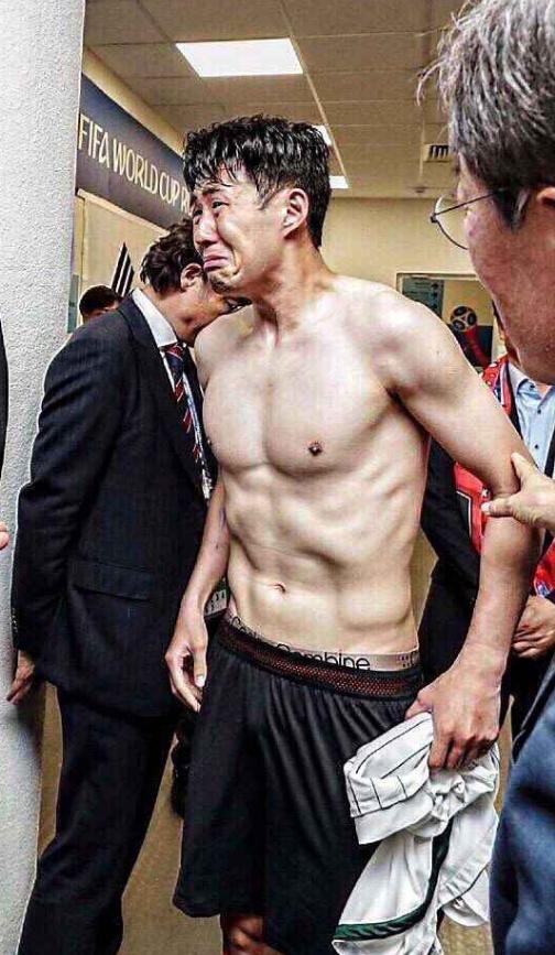 输球又输人？韩国队混采区被南非高歌羞辱，黄仁范当场暴怒：别像唤狗一样叫我！
 