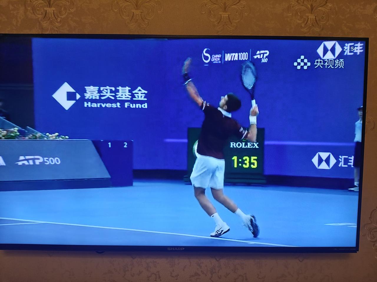 突发！中网半决赛风云突变，梅德韦杰夫泄愤击球击中观众，这场巅峰对决以最意想不到的