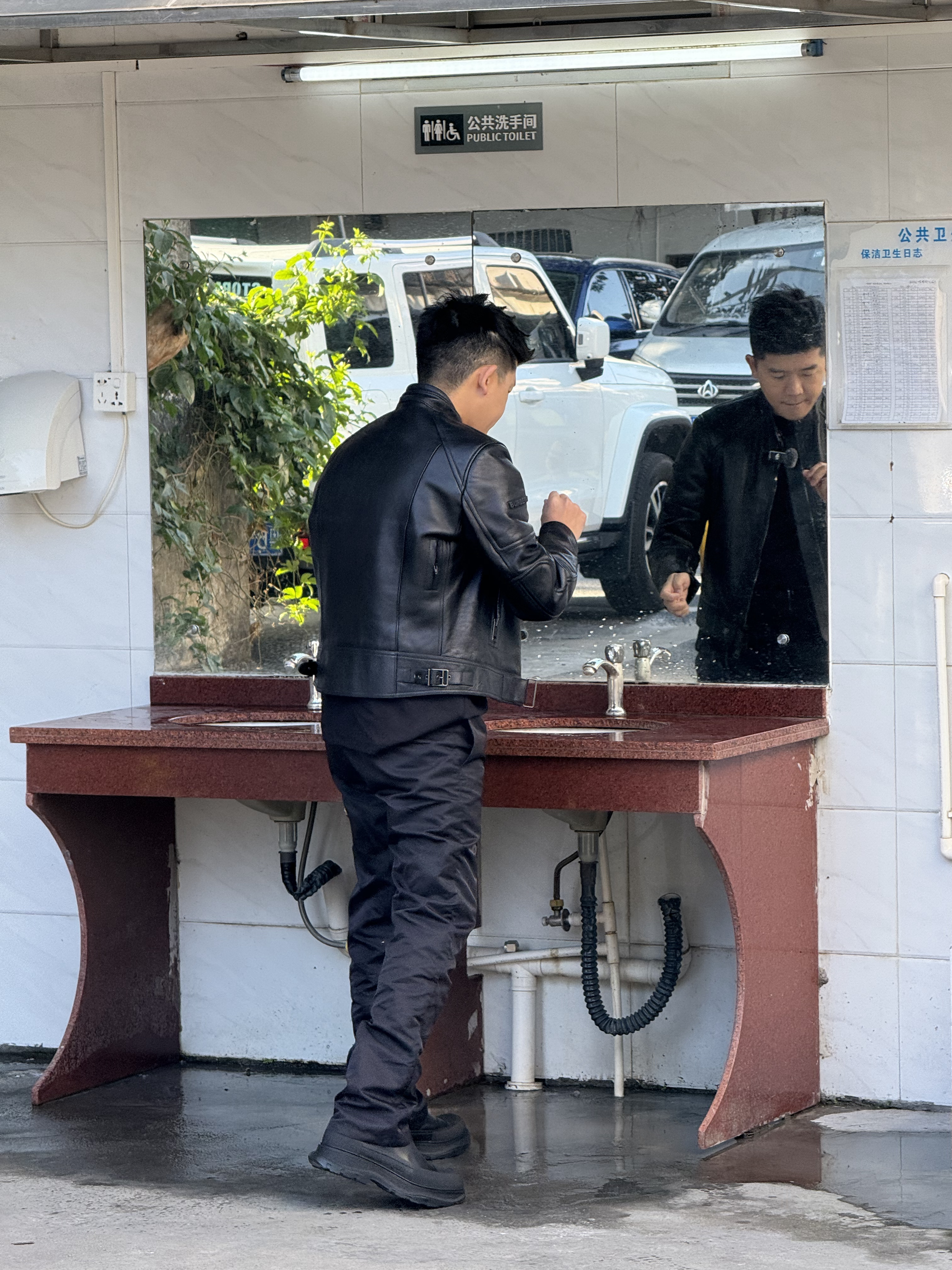 半个月没见志斌了，没想到依然这么帅。[good]  