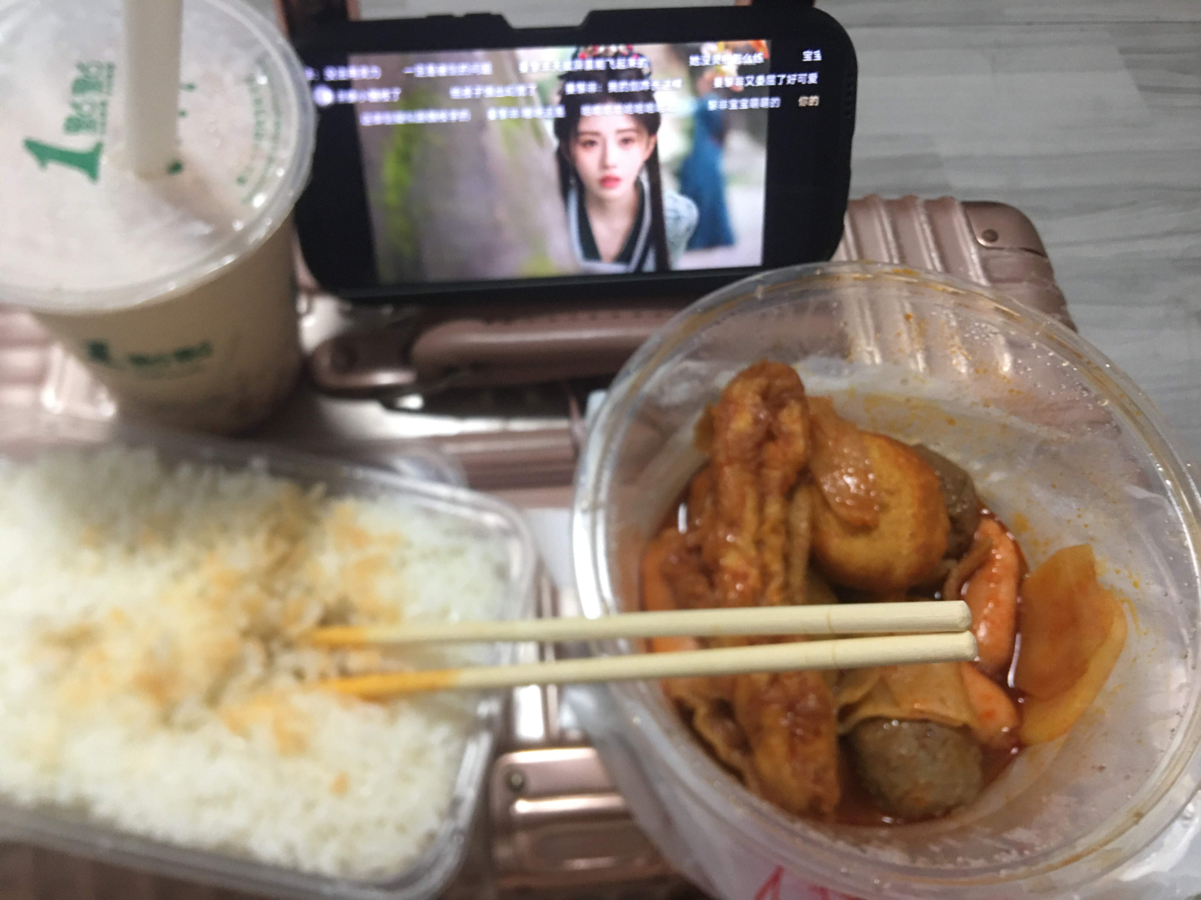 边看边吃 爽！ 