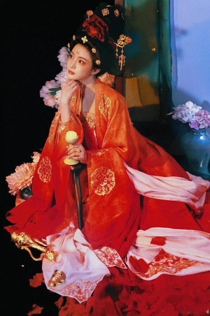 张雅钦往那一站就是大唐，这一身唐装的打扮还有一举一动的优雅范，谁能不被这个张雅钦