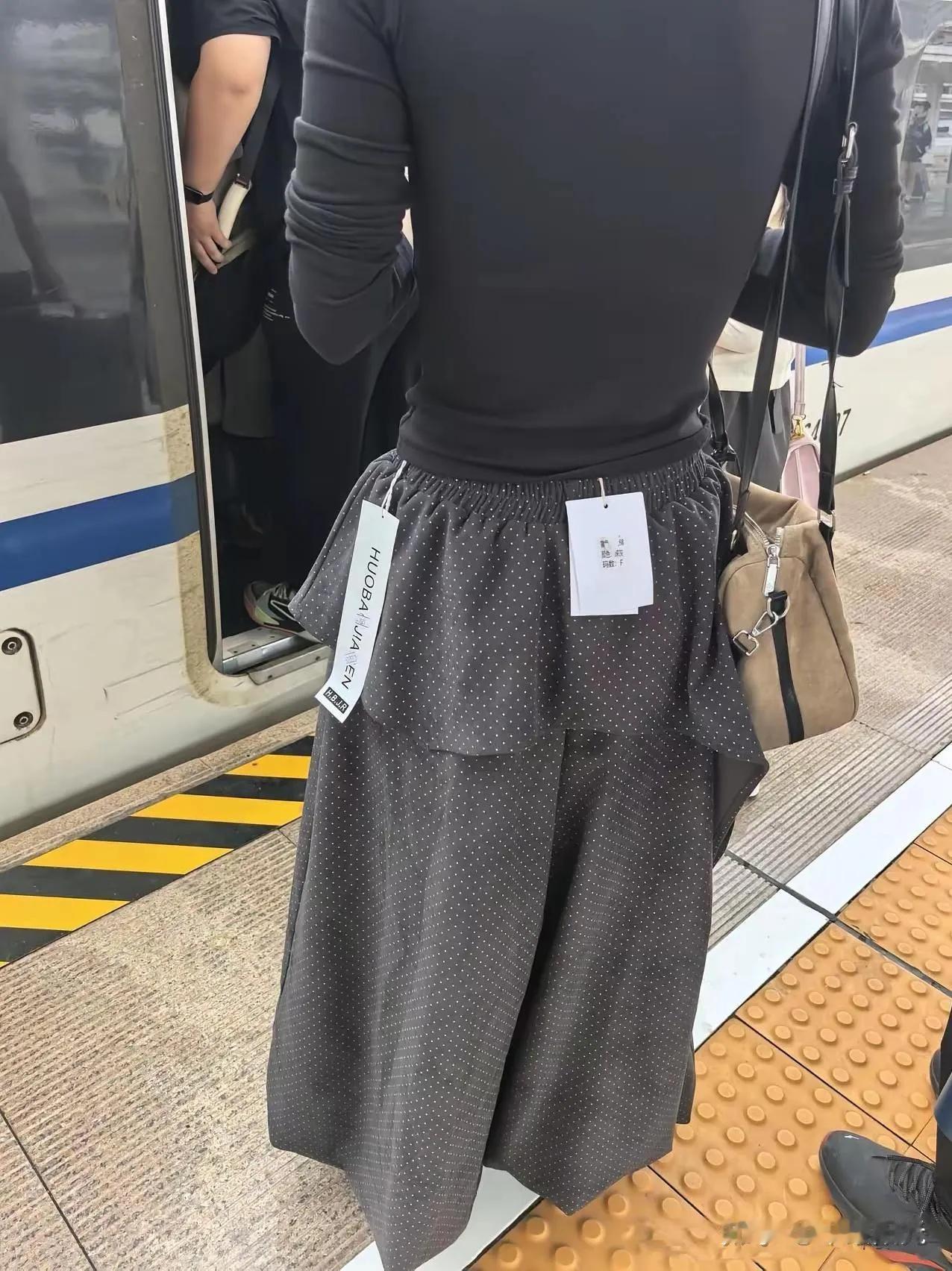 能不能这样设想，针对女装退货率高，不摘吊牌出去景区后七天无理由退货，那么对18～