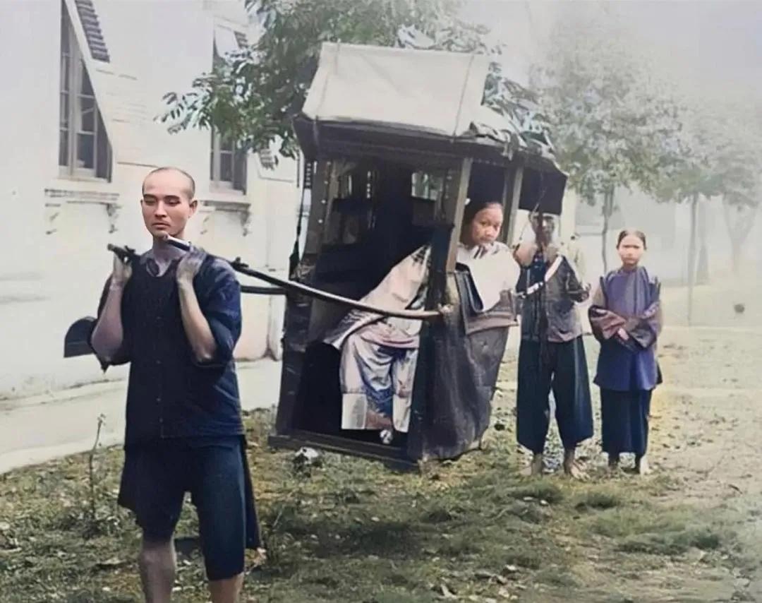 这才是富家小姐和她的丫环！跟影视剧里的怎么比？
#老照片#