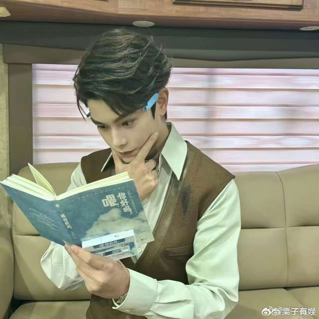 丁禹兮线上线下宣传齐思钧新书丁禹兮帮齐思钧新书做宣传丁禹兮线上线下宣传齐思钧新书