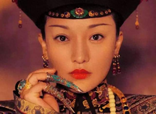 清朝妃子为何戴指甲套？除了美观，更多的是为了方便皇上