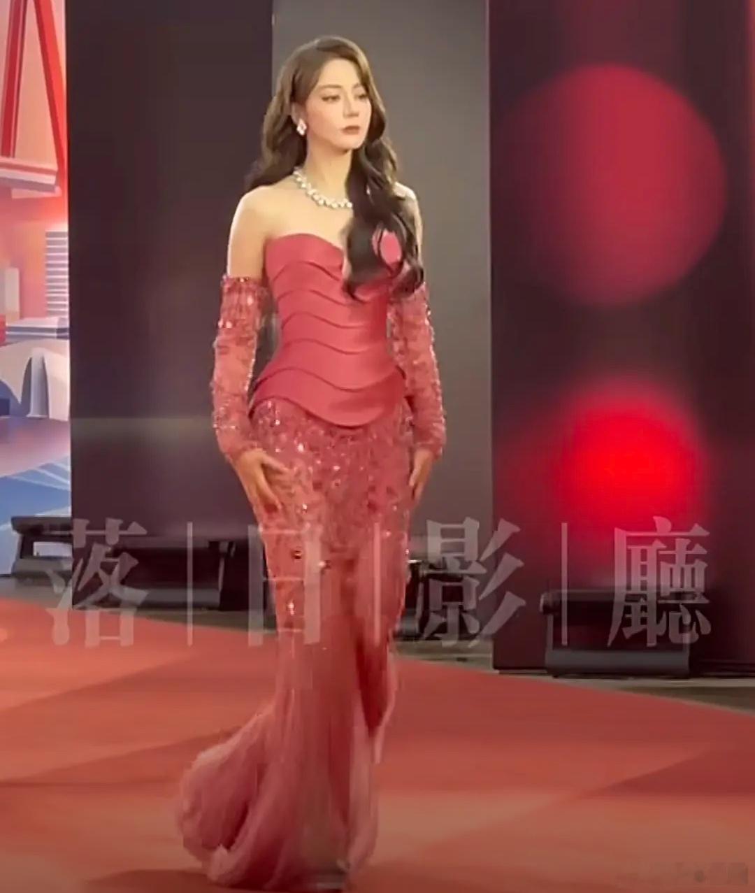 迪丽热巴有多高？怎么感觉有点五五分 