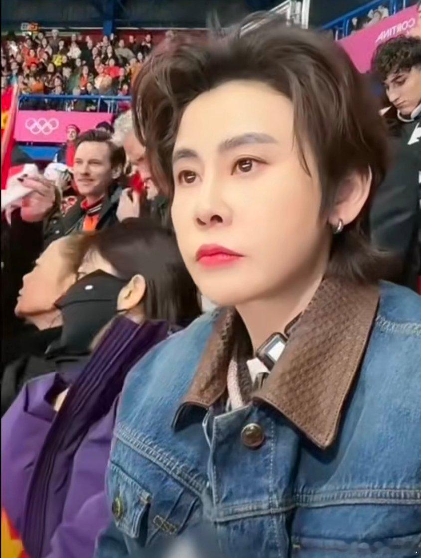 王濛去看短道速滑还带了秒表有濛主坐镇太安心，手持秒表精准在线。队员拼到最后一刻虽