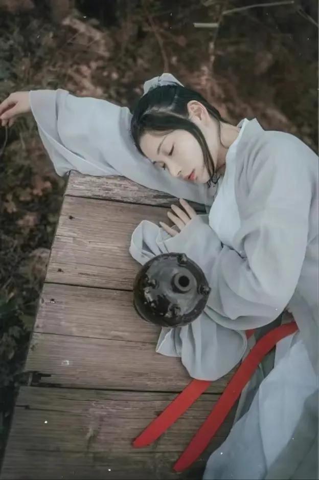 一春梦雨常飘瓦，尽日灵风不满旗。 
唐 李商隐 《重过圣女祠》

释义：春天里蒙