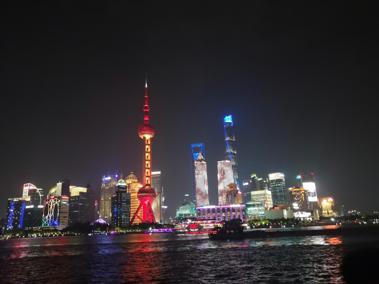 五一小长假快到了，我猜今年五一 上海的外滩又是人挤人，尤其是夜晚黄浦江畔东方明珠