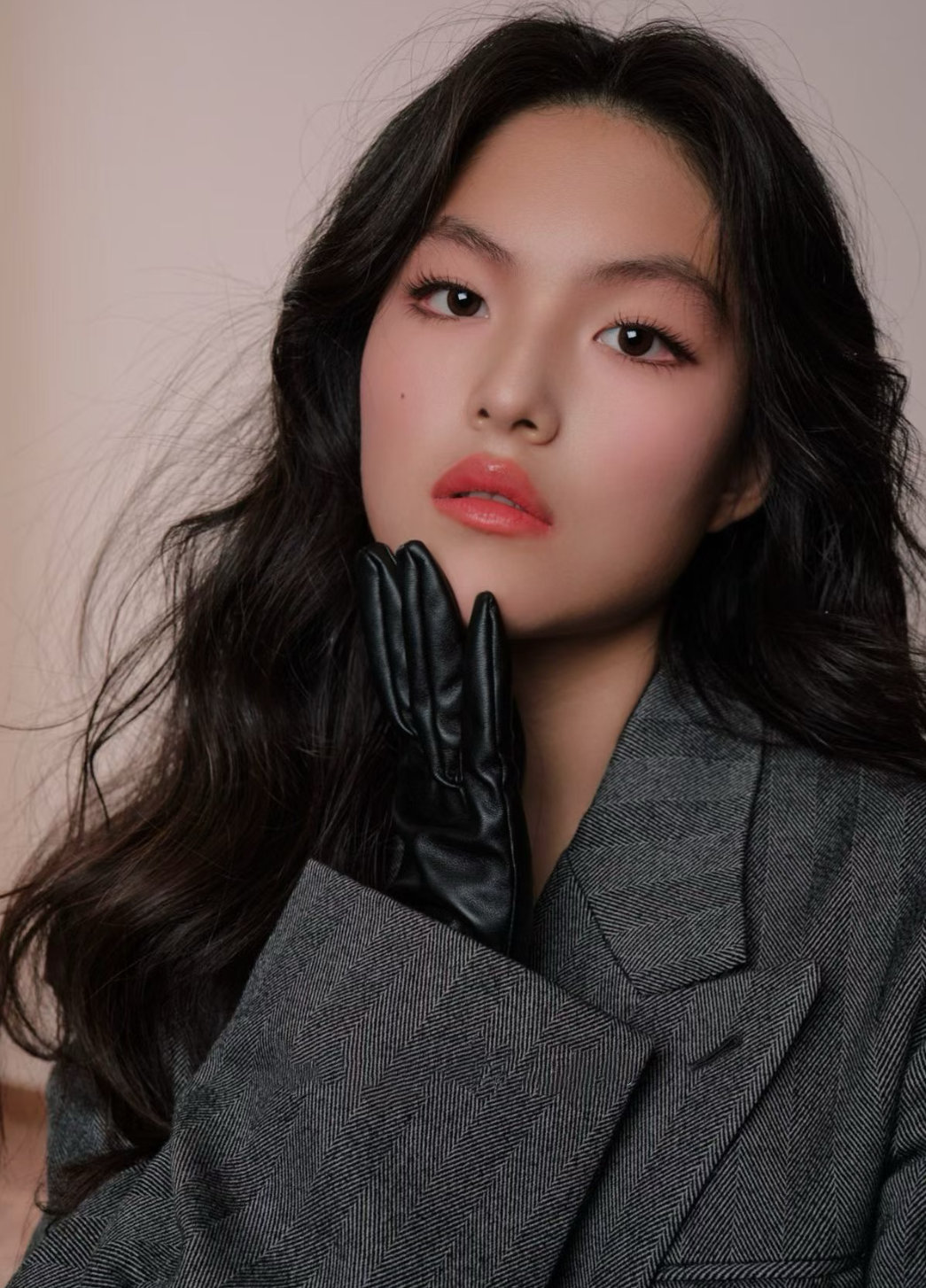 李湘晒与女儿合拍的写真美照，母女俩好nice10月23日晚，李湘晒与女儿拍的写真