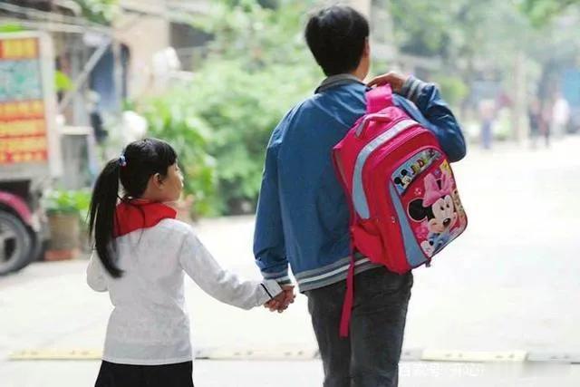 🎒从“散养”到“精养”，孩子的上学路咋就变了样？🏫
哎呀，说起以前咱们上学那