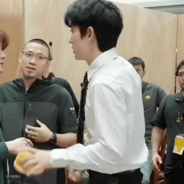 这个顺毛白衬衣仅需1秒就让我想起了吴小狗[yeah] ​​​