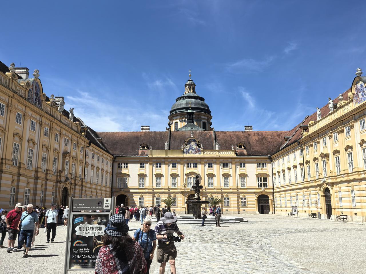 维也纳郊外的梅尔克修道院（STIFT MELK）。初建于1089年，现存建筑主体