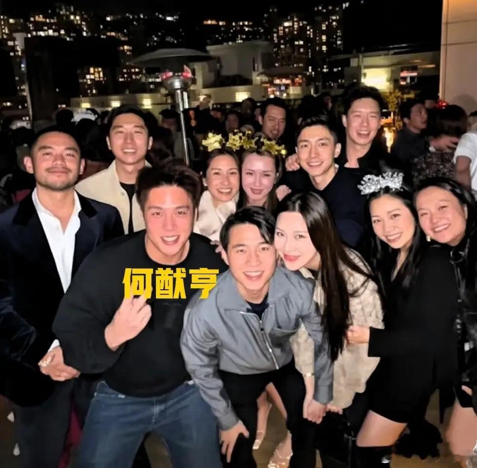 何猷亨新恋情曝光，和女友牵手与朋友们合影！女生还挺清秀温婉的，不知道对方的家世是