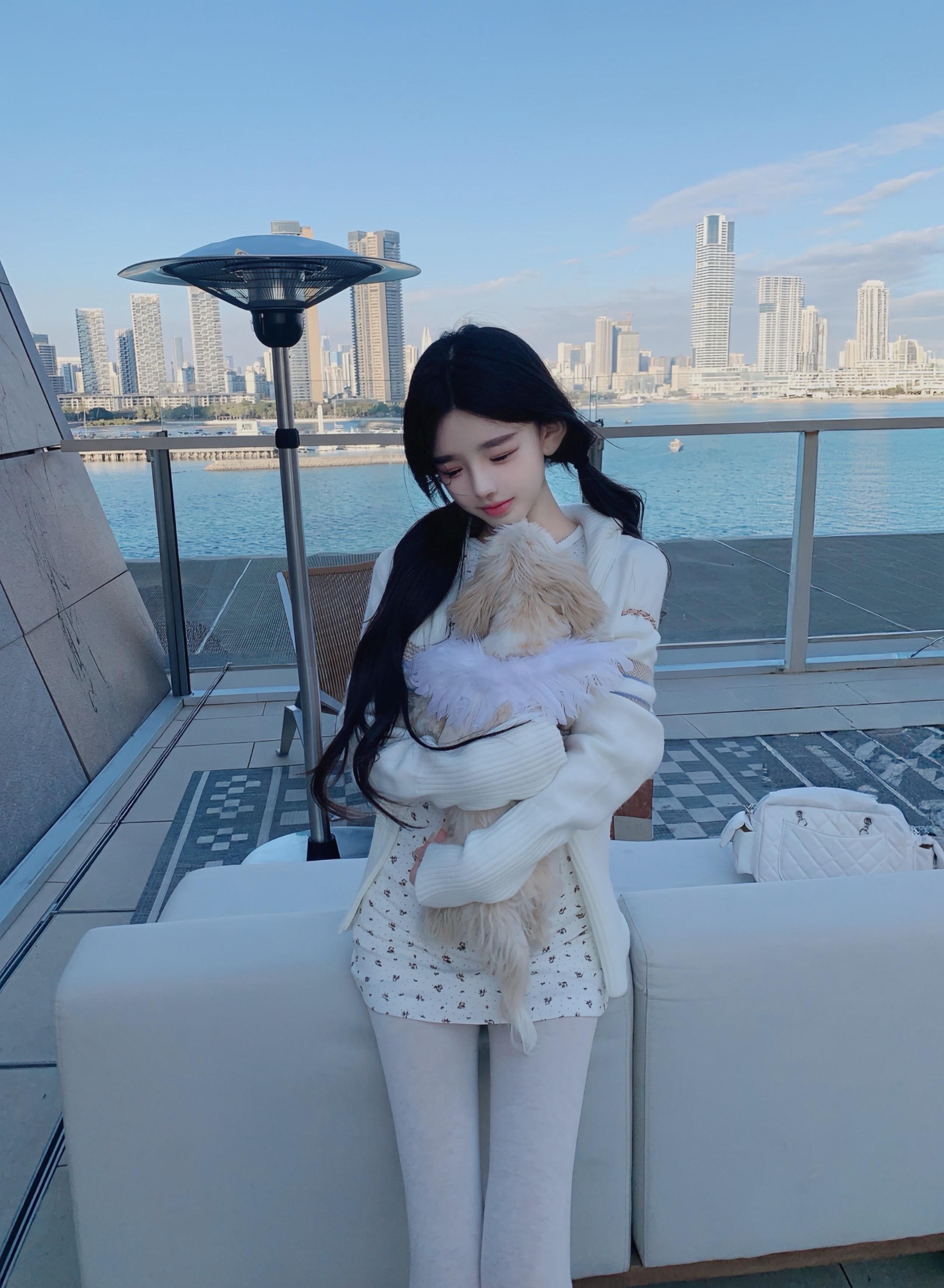 明白你的甜言只是流程 却仍愿在这互利关系中借用一点被偏爱的错觉