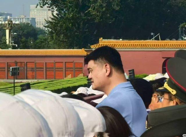 这位大哥 你把后面的都挡住啦哈哈哈哈姚明现场观礼阅兵仪式 ​​​