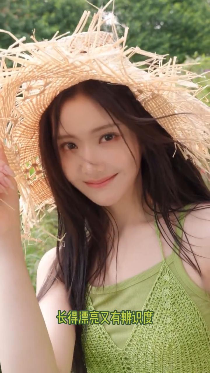 现在连女爱豆都要服美役了吗？王艺瑾现在真的是判若两人。本来的她还挺有明星相的，长