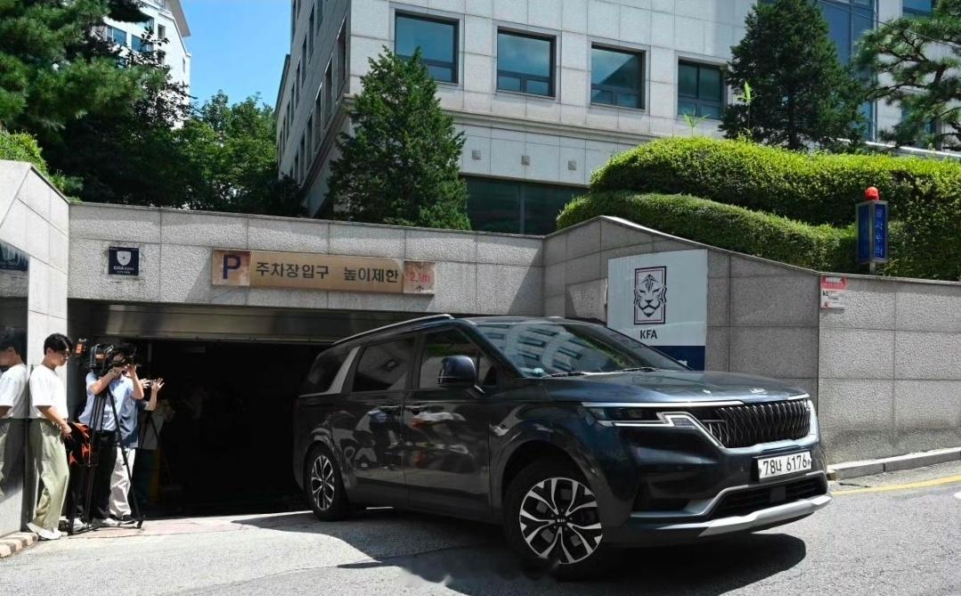 足坛丑闻持续发酵，韩国足协被爆出惊天黑历史，曾在世预赛、奥预赛期间向外籍裁判提供
