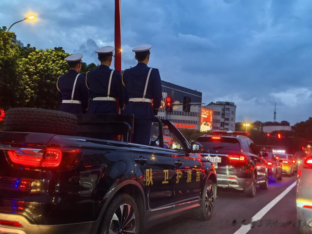 下班途中，偶遇福州的最帅天团——国旗班卫士。挺拔的身姿，威武的军容，不禁令人肃然
