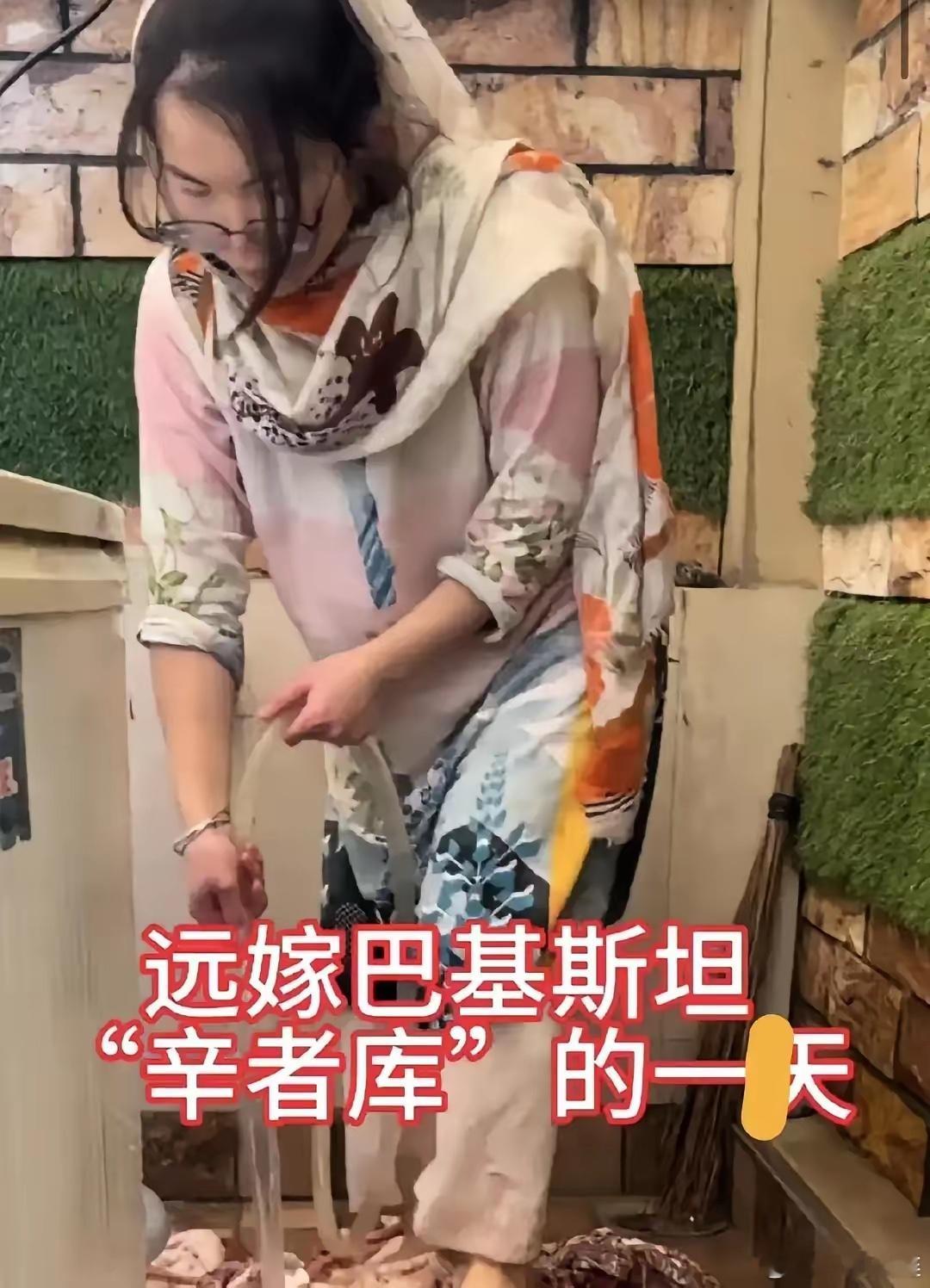 广西姑娘小韦嫁到巴基斯坦后，每天五点起床给婆家做十人份大饼，手被脸被炭火烤得通红