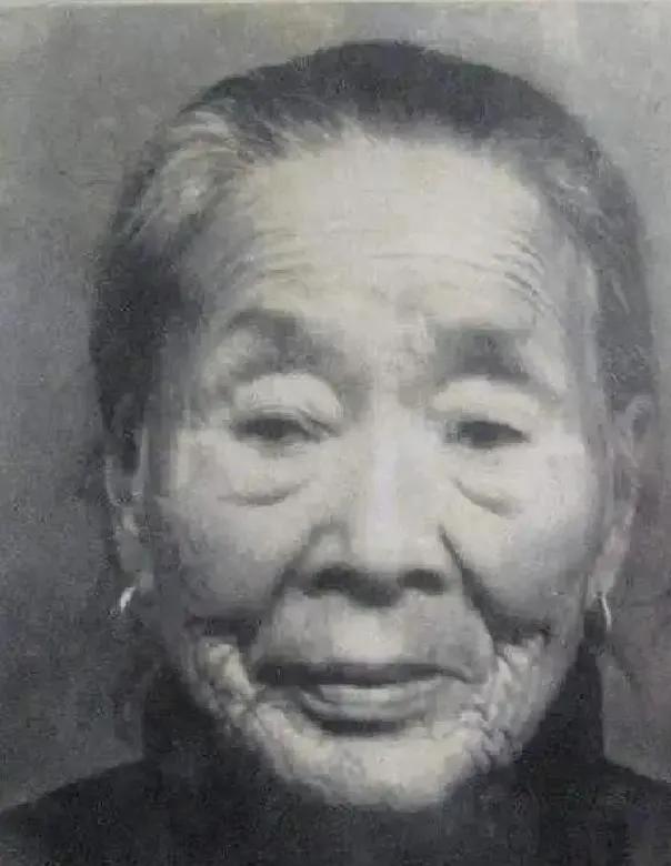 1950年，昆明一处刑场上，国军中将周磐已经站到了枪口前。临到执行前，他突然喊停