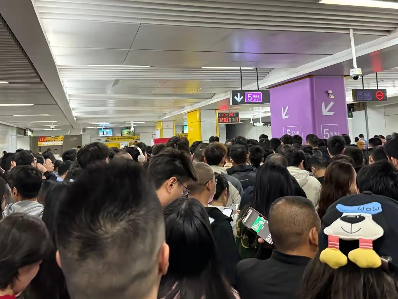 深圳地铁13号线开通，
好消息是打工人通勤时间变短了，
坏消息是房东一夜之间集体