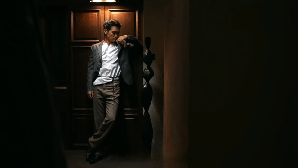 袁弘扑面而来的高智感 哟呵！袁弘黑大衣搭配金属镜，美拉德色调把冬日装点得超美！这