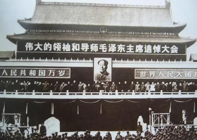 1976年，毛主席追悼会开始前10分钟突发意外，华国锋震怒：不要捣乱！

197
