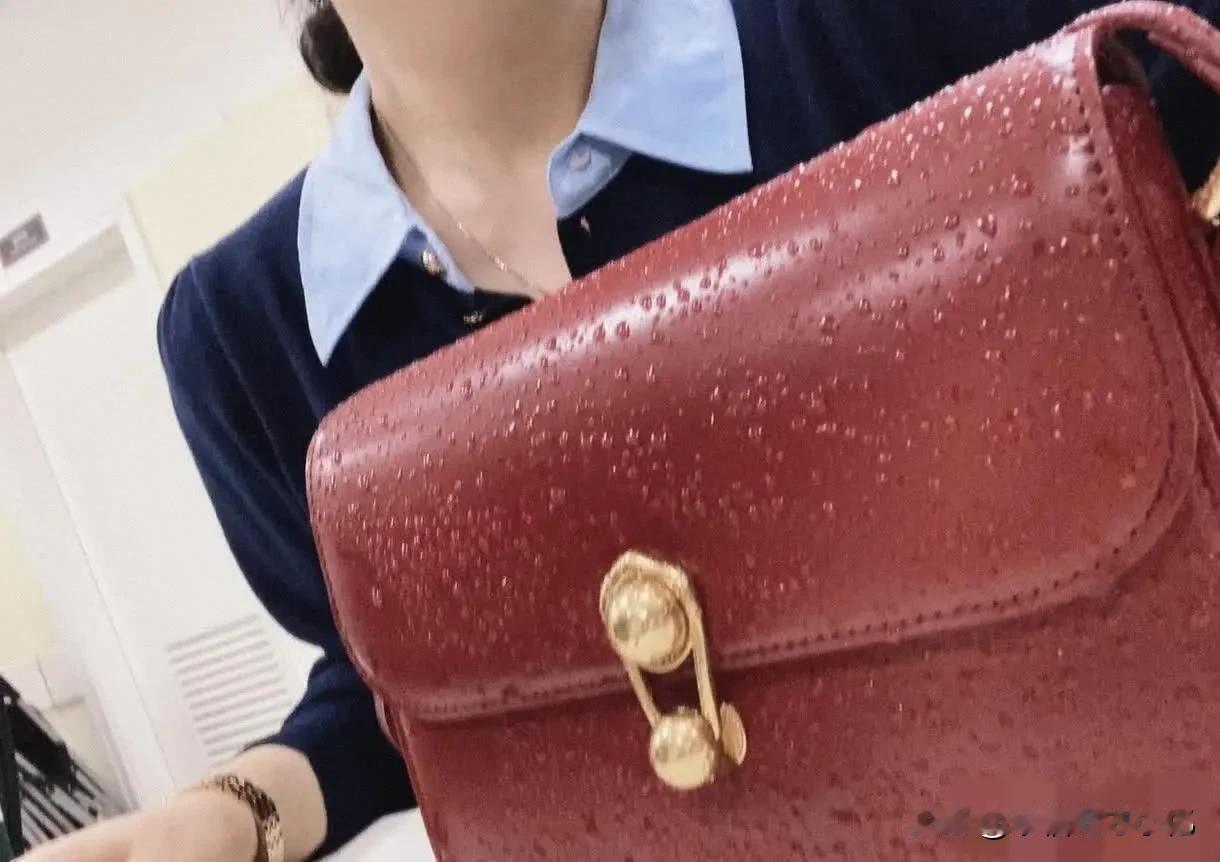 上班路上遇到雨，全身湿透了，这下该如何是好