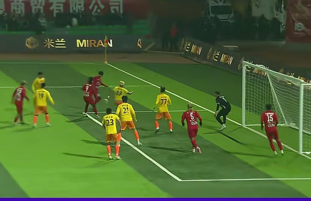 没有想到新疆有这么精彩的足球杯赛，这几天看了几场阿图什杯足球赛的比赛，说真的，参