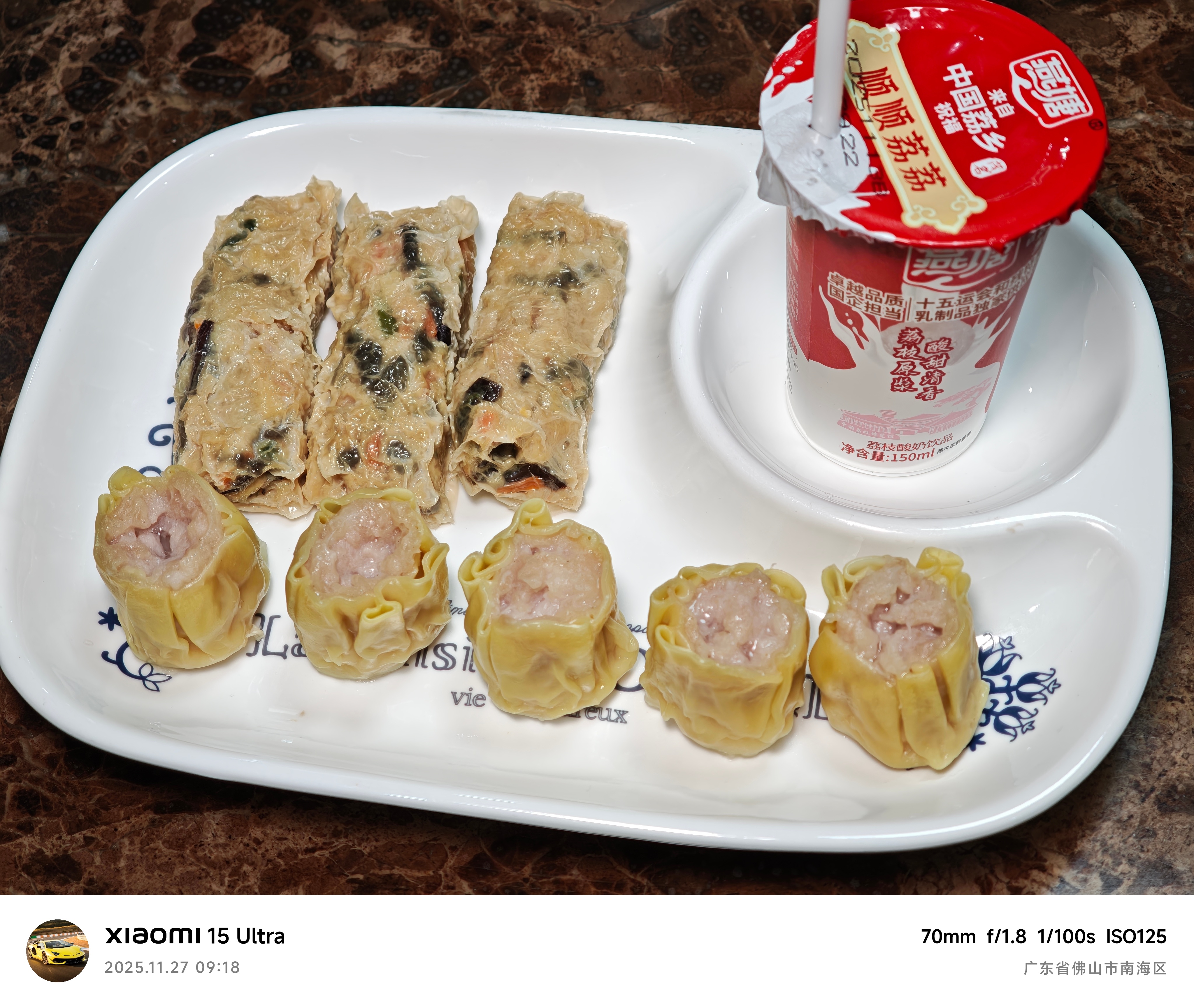 朋友们早！今天又是周五了  分享这两天的早餐，昨晚点了瑞幸，今早喝第二杯瑞幸和 