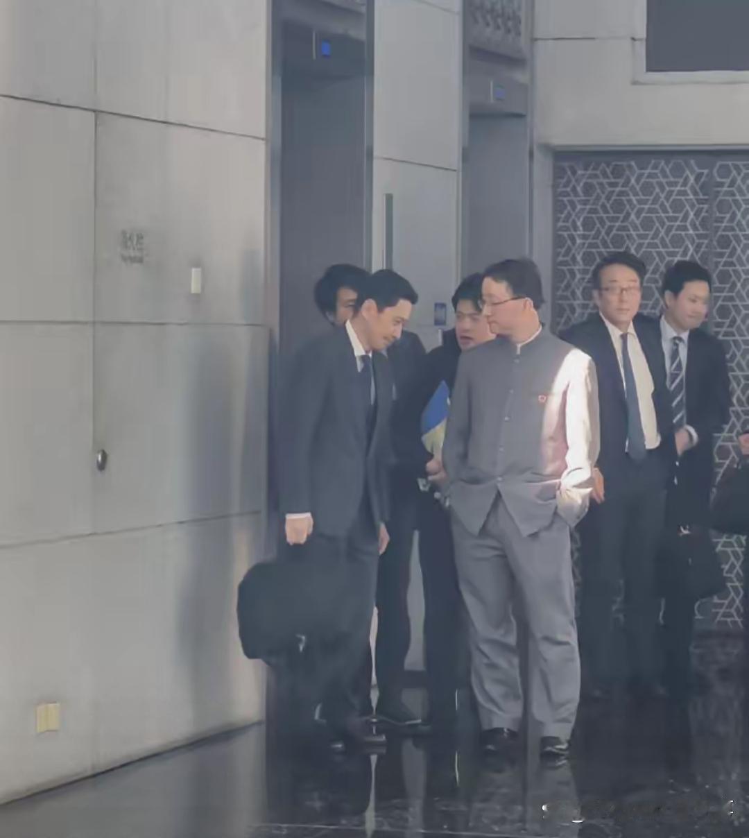 日本官员专门跑来中国想帮高市早苗打圆场，结果双方谈了半天还是不欢而散。现场画面挺