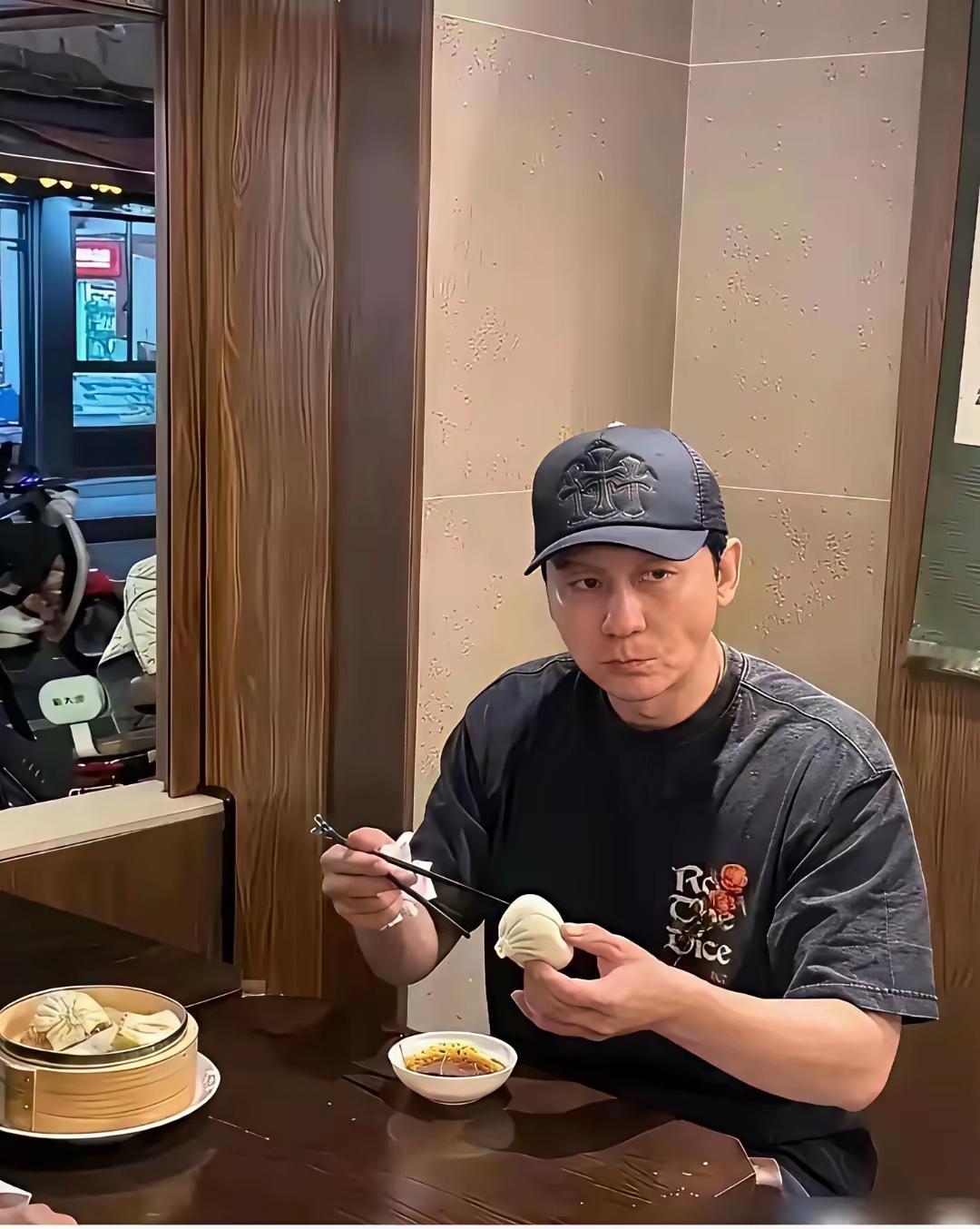 我老公说
这些所谓的艺人再落魄，也不是普通人能比的。与其关心他们还不如研究下中午