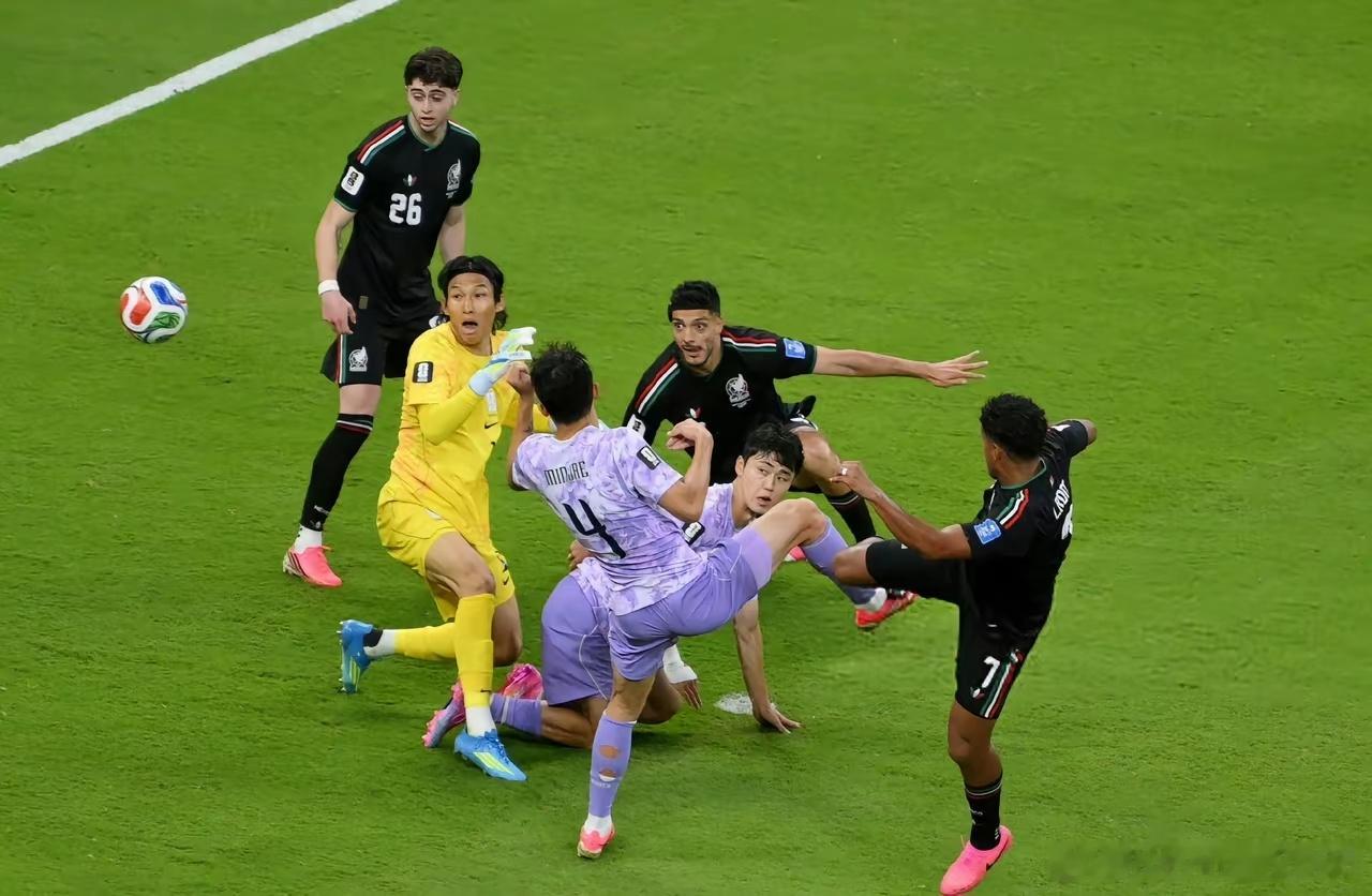 韩国门将这个失误真是离谱本来墨西哥队这次进攻威胁不大赛场上最怕的就是这种队内失误
