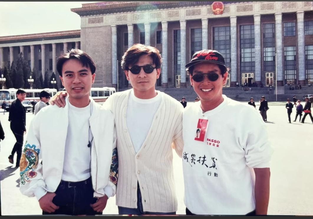 三个朋友在广场前合影，笑容灿烂。90年代的一张照片，那时候真年轻，这三位都认识吗