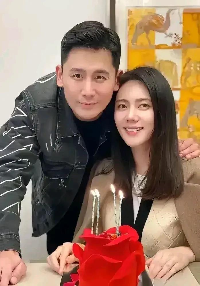 44 岁的韩星秋瓷炫与 42 岁的中国丈夫于晓光同框合影，尽管秋瓷炫年长两岁，可