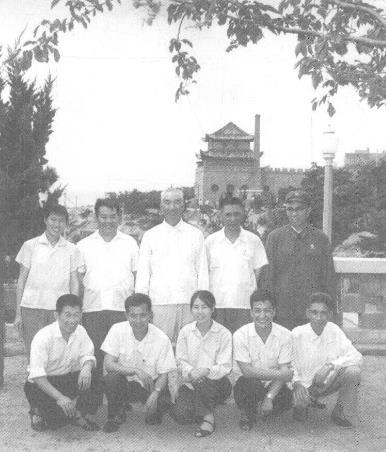 1972年，马忠全(后排右二)在青岛与徐向前(后排中)等合影。