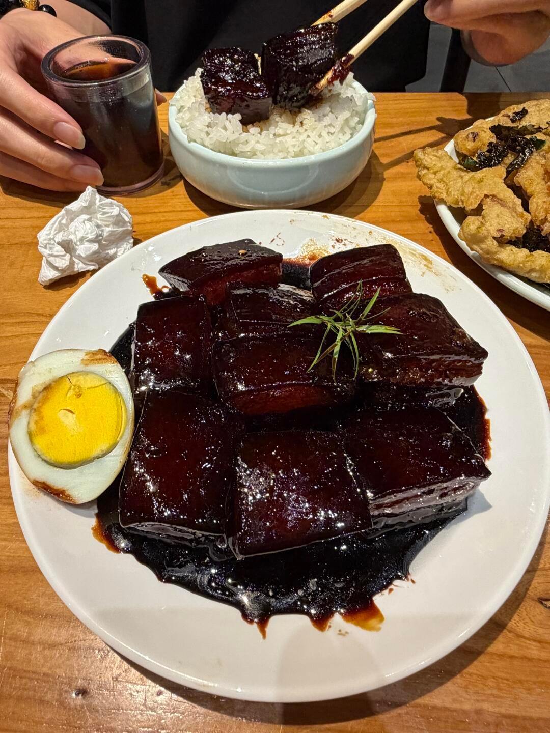 杭州最nb好吃的咸蛋黄鸡翅来旅游就要去这种开了四十几年的本地馆子每次来人都坐满?