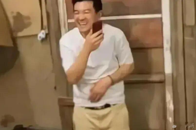 杨子参加综艺也是挺有活儿的，他半夜两三点偷拿手机，不仅把摄像头全给人当上，还和一