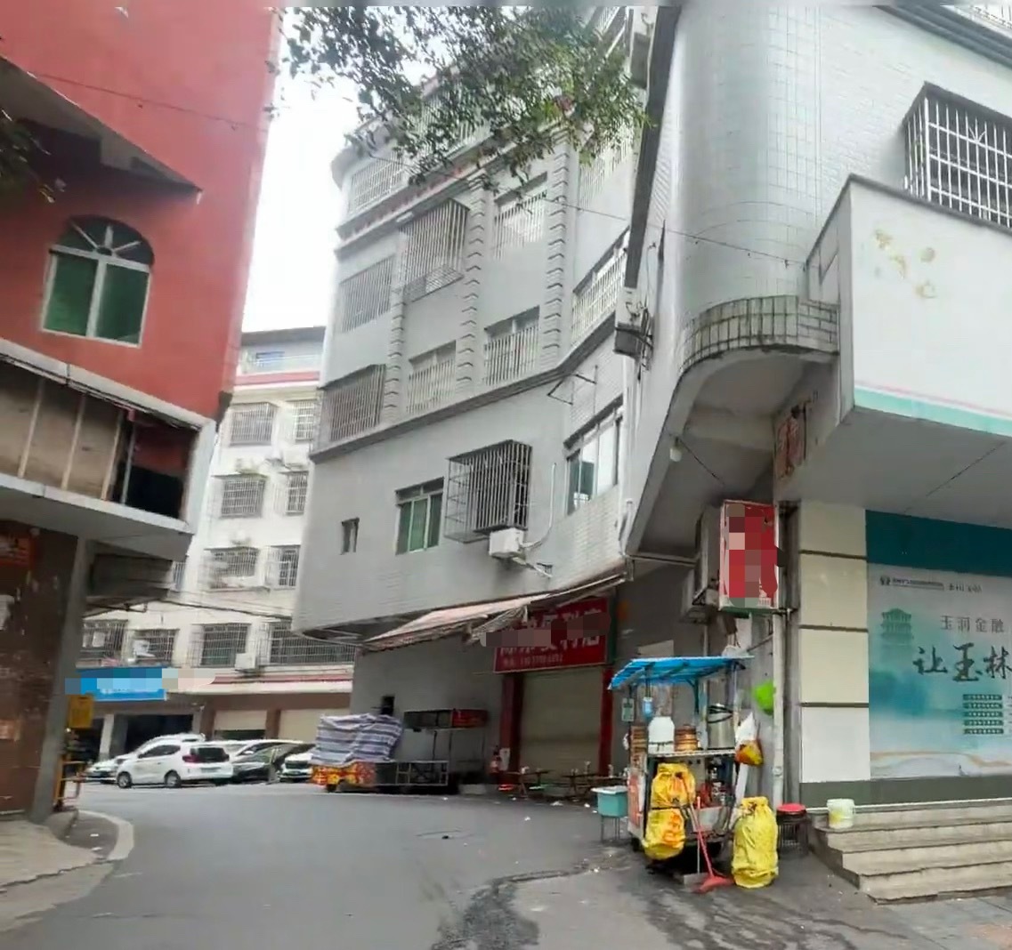 玉林石塘坡里小笼包教育东路名山信用社进去就看见。营业时间：应该是早上开门到中午吧