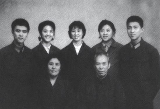 1973年，开国中将梁兴初在太原化工厂劳动改造，一次扫地被工人喊住：“梁师傅，我