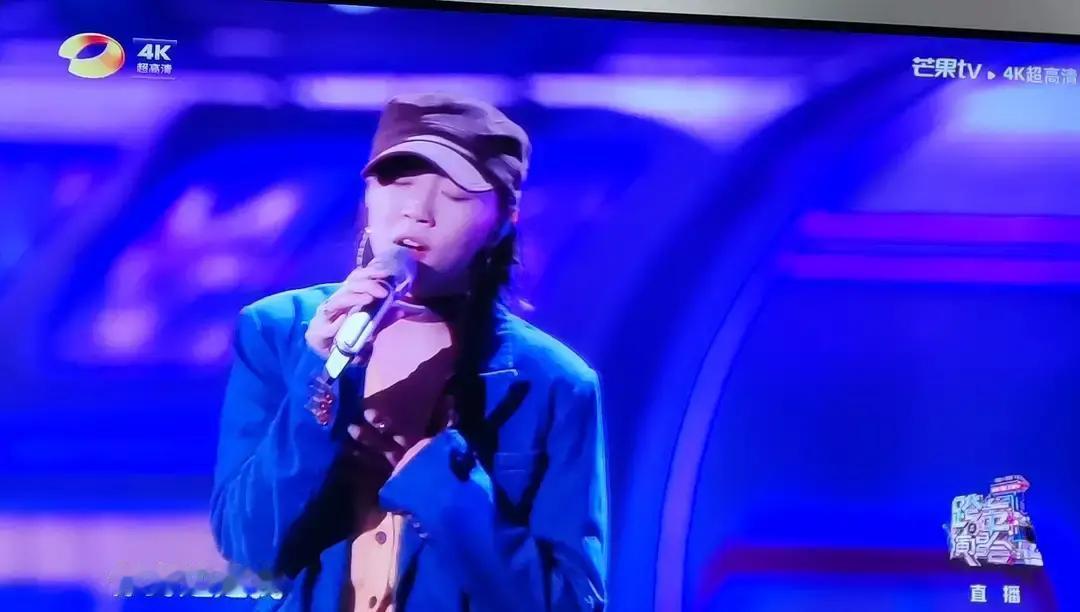 王菲女儿一开口，8000万人听完沉默
 
跨年那晚，她没唱自己的歌，把老妈的《如