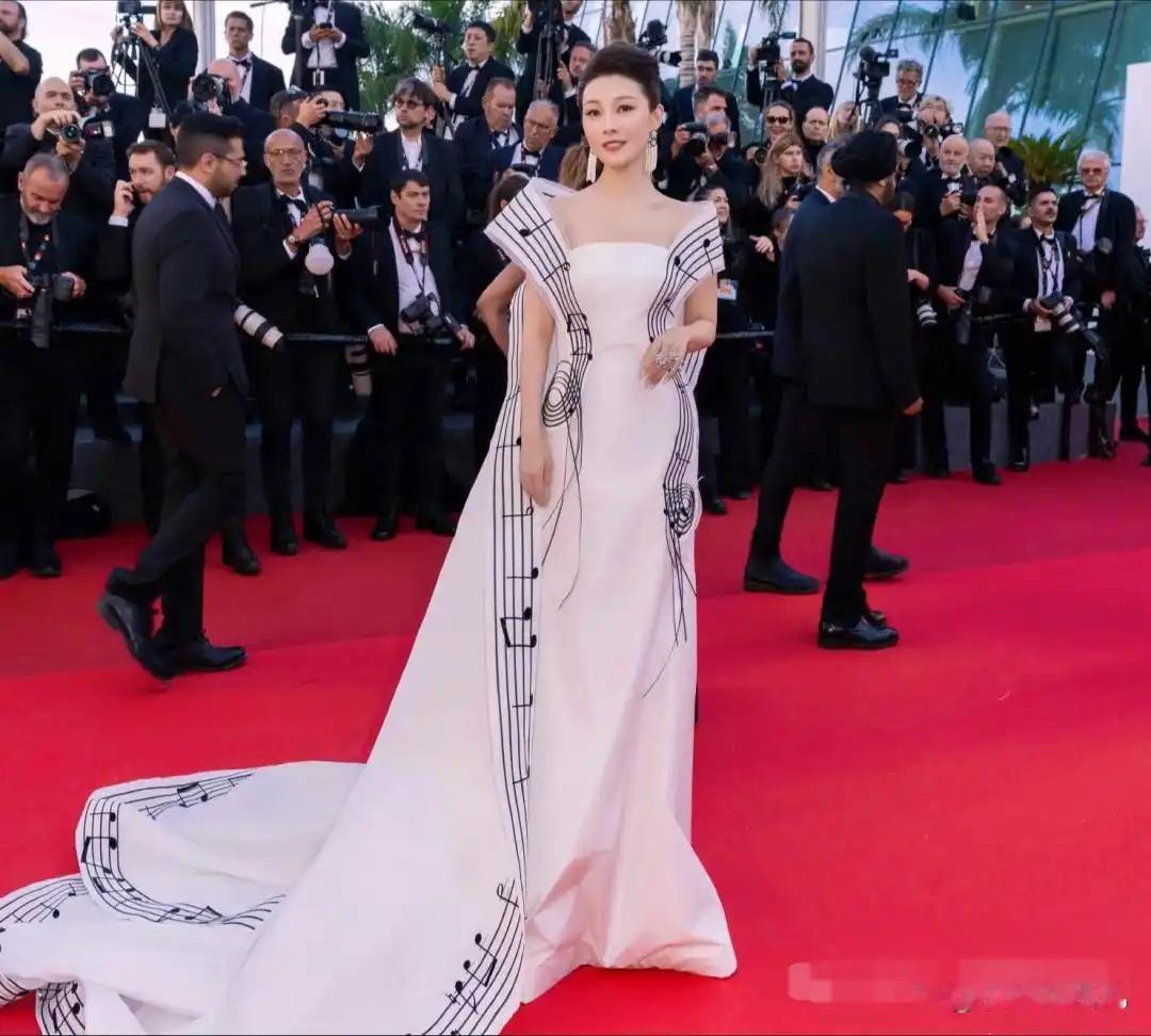 2026戛纳电影节红毯，最让人惊喜的常思思，初登戛纳就穿出王炸。其劳伦斯许礼服，